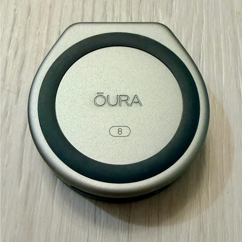 Oura Ring 4 — Brushed Silver, Size 8 With Wireless Charger